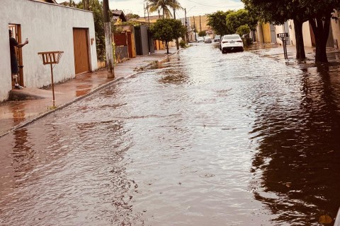PARA MITIGAR ALAGAMENTOS EM RUAS, GOVERNO DE ITUMBIARA CONTRATA OBRAS DE DRENAGEM PLUVIAL