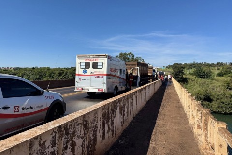 Acidente entre caminhões na Ponte Ciro de Almeida provoca morte de motorista na Ponte Ciro de Almeida entre Itumbiara e Araporã MG